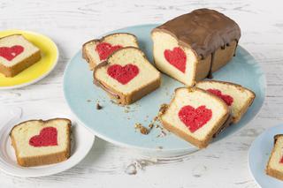 Ciasto z ukrytym sercem: walentynkowa niespodzianka dla twojej drugiej połówki