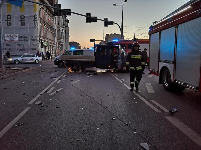 Groźny wypadek na skrzyżowaniu ul. Jagiellońskiej z Ogińskiego! Dwie osoby trafiły do szpitala! [ZDJĘCIA]