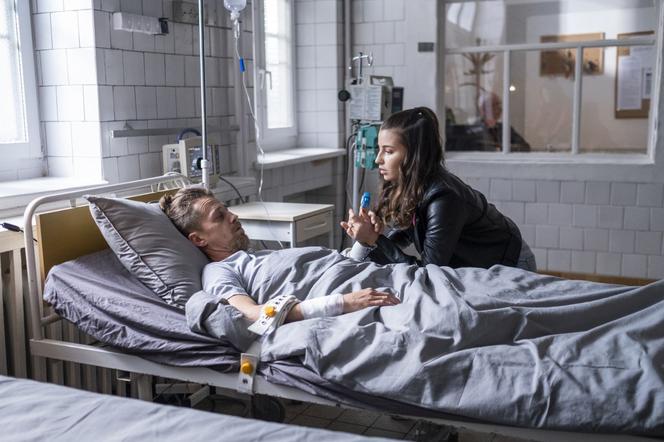 Zawsze warto 2 sezon odc. 20. Ada (Julia Wieniawa), jej brat Krystian Parys "Krzywy" (Bartosz Obuchowicz)