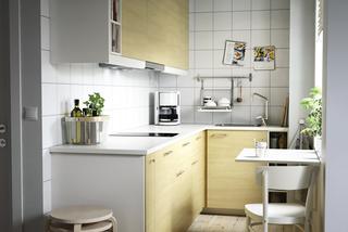 Mała kuchnia IKEA w jasnych kolorach