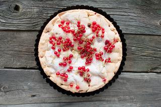 Jogurtowy placek z czerwoną porzeczką: oryginalny przepis na obłędnie pyszne ciasto