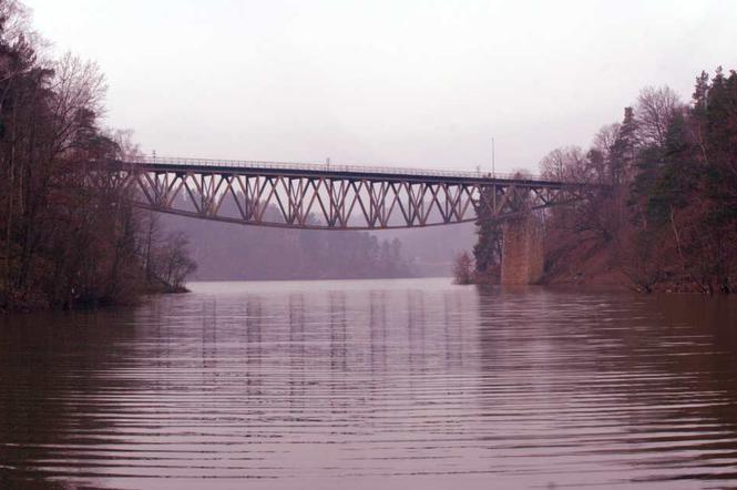 Most kolejowy nad Jeziorem Pilchowickim