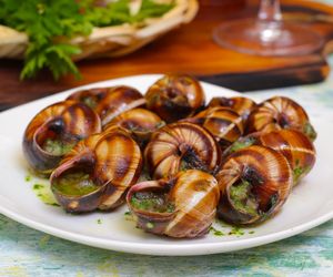 Jak gotować winniczki? Przepis na ślimaki z masłem i pietruszką
