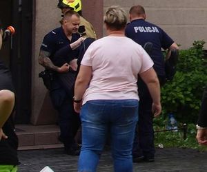 Niebywała odwaga policjantów. Wynieśli z płonącego budynku niepełnosprawnego mężczyznę!