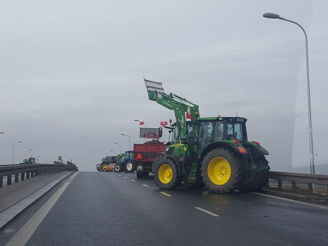 ​Na S5 koło Leszna zaczęła się druga doba rolniczego protestu