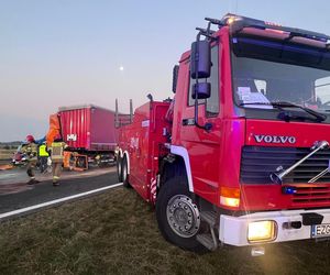 Śmiertelny wypadek na A1 pod Zgierzem. Zderzyły się trzy pojazdy, w tym dwa tiry [ZDJĘCIA].