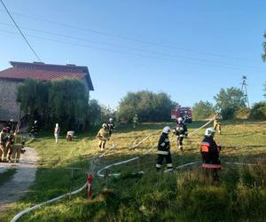 Tragiczny pożar domu jednorodzinnego pod Brzeskiem. Nie żyje jedna osoba