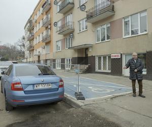 Traci klientów przez rozkopane ulice. Przy zakładzie Stanisława zawieszono znak zakazu parkowania
