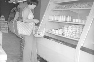 QUIZ PRL. Kolejki, puste haki i listy społeczne, czyli co się działo w sklepach w Polsce Ludowej