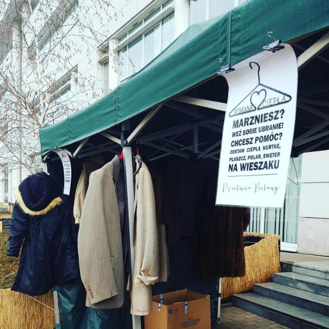 Podaruj komuś ciepło! W całej Warszawie można zostawiać ubrania dla potrzebujących!