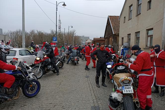 MotoMikołaje Białystok 2020. Setki motocykli na finale charytatywnej akcji [WIDEO]