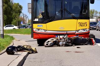 Motocyklista zderzył się z autobusem miejskim na Łopuszańskiej