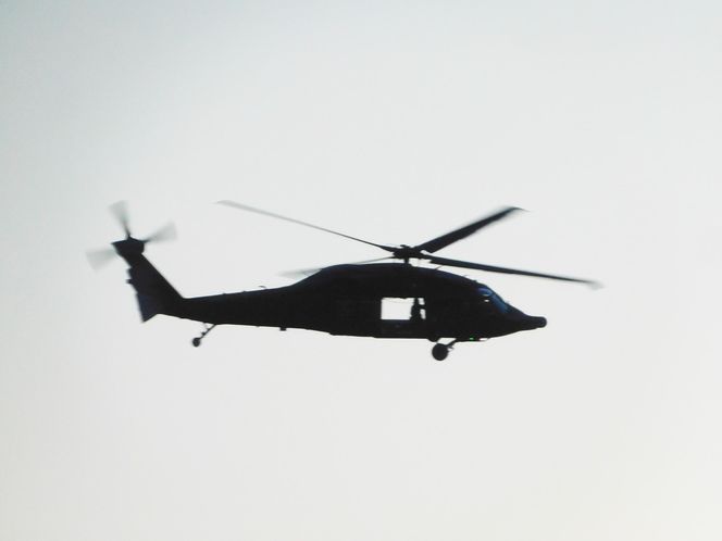 Strzały i wybuchy w Warszawie. Helikoptery nad miastem, na ulicach uzbrojone pojazdy! Co się dzieje? 	