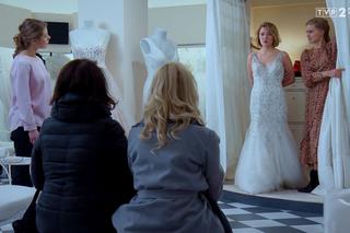 M jak miłość odc. 1451. Ula (Iga Krefft) w sukni ślubnej, Natalka (Marcjanna Lelek)