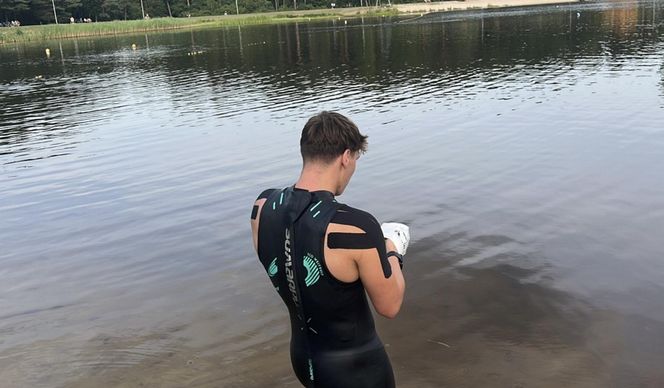 Damian Błaszczyk przez 44 godziny przepłynął 100 km pod zalewie Bojary pod Biłgorajem, kwestując w ten sposób dla 12-letniego ciężko chorego Adasia