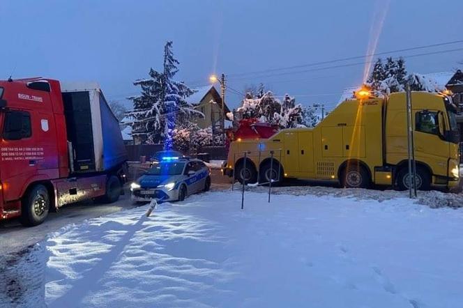 Ciężarówka wylądowała w rowie. Trudny poranek na krakowskich drogach