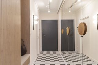 Jak urządzić długi i wąski przedpokój? Porady architekta wnętrz