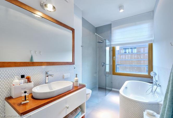 Łazienka w bieli i drewnie. Pełna zaokrągleń