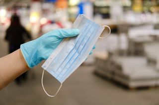 Możesz wyjść z domu - to możesz założyć maseczkę. Lekarze nie chcą wystawiać zaświadczeń 