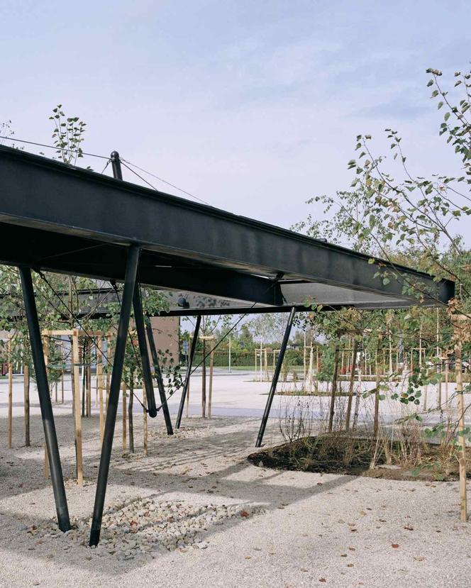 Stalowy pawilon na placu Handlowym w Gorzycach