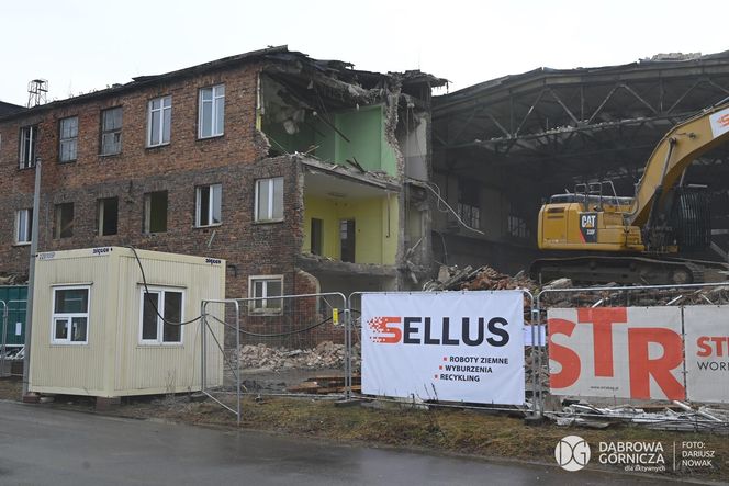 Wyburzanie dawnych hal fabrycznych w Dąbrowie Górniczej