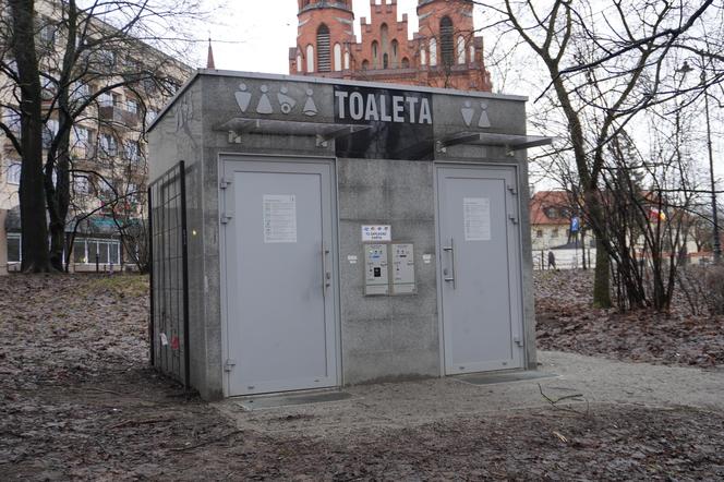 Co dzieje się po 15 minutach w szalecie miejskim? Wielka zagadka rozwiązana!