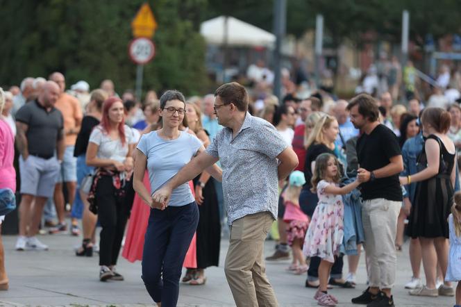 Potańcówki przed Teatrem Śląskim w Katowicach. "Roztańczony Wyspiański" porwał tłumy