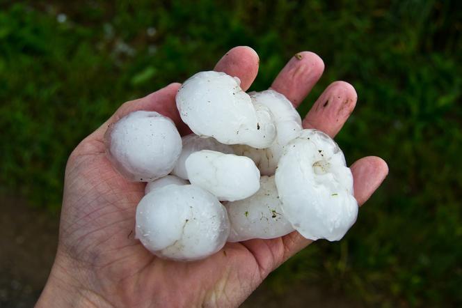 Gigantyczny grad i trąby powietrzne. Nad Małopolskę nadciągają potężne nawałnice! [ALERT]