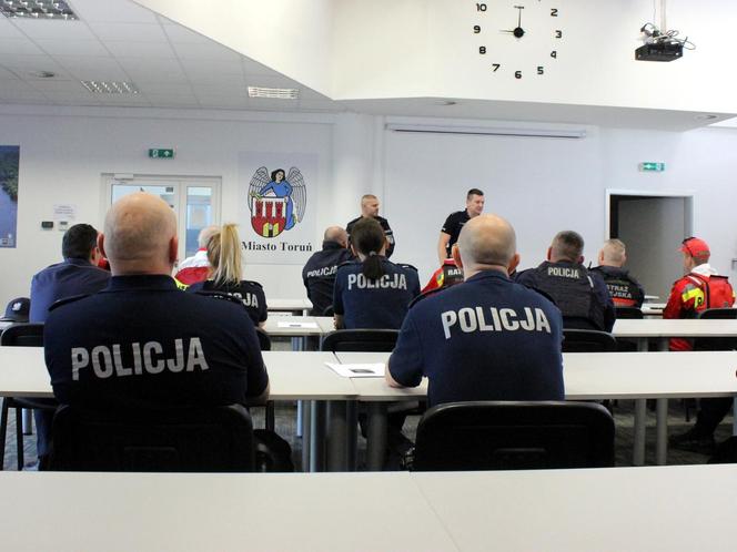 Działania służb na Wiśle w Toruniu. Straż, policja, strażnicy miejscy i grupa poszukiwawcza w akcji