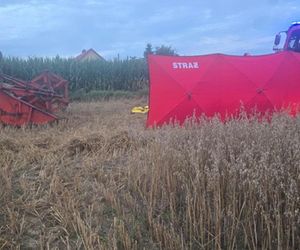 Śmiertelny wypadek na polu pod Chojnicami. Ojciec potrącił kombajnem 29-letniego syna [ZDJĘCIA]