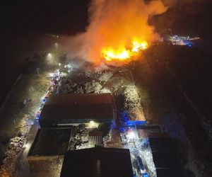 Strażacy walczyli z ogniem na składowisku odpadów w Bełżycach