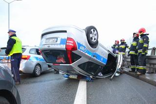 Radiowóz dachował na DTŚ w Katowicach. Ranny został policjant z Małopolski [ZDJĘCIA]