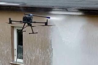 Tak drony czyszczą dachy i elewacje