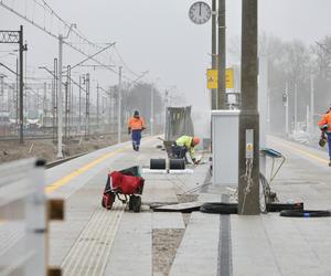 Dojście do nowej stacji przez błoto i plac budowy. PKP Warszawa Grochów jak tor przeszkód 