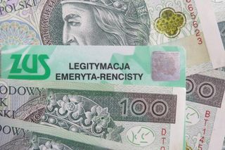Podwyżka emerytur i rent mniejsza niż zakładał rząd Tuska. Co się stało?