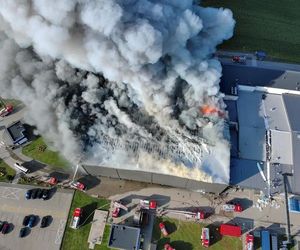Pożar akumulatorowni na poddaszu zakładu przetwórstwa drobiu w Kawle