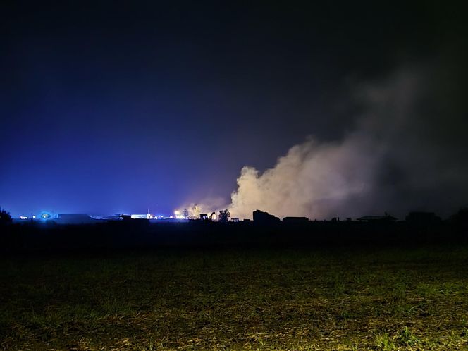 Groźny pożar w Rusinowicach. Paliła się hala z węglem