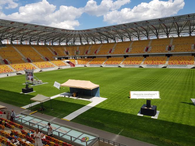 Kongres Świadków Jehowy w Białymstoku. Na stadionie miejskim tysiące uczestników [ZDJĘCIA]