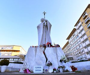 Wierni modlą się za papieża Franciszka. Tłum pod kliniką Gemelli w Watykanie