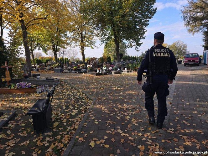 Wrocławska policja apeluje przed Uroczystością Wszystkich Świętych. "Nie zapominajmy o bezpieczeństwie"