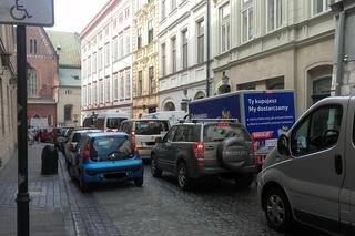 Rynek Główny w Krakowie zamienia się w autostradę i bazar [AUDIO, WIDEO]