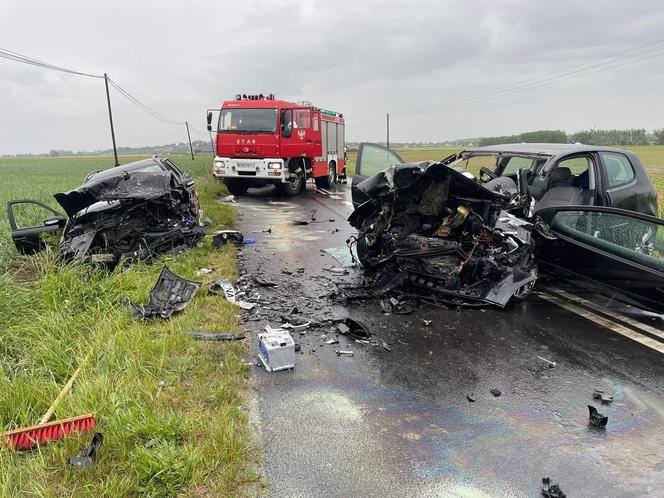 Koszmarny wypadek w Łankowicach koło Kcyni. Kierowca nie żyje, trzy kobiety w szpitalach