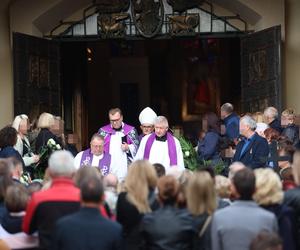 Biały miś obok urny Oliwierka rozrywa serca. Chłopiec zginął z rodzicami w tragicznym wypadku na A1