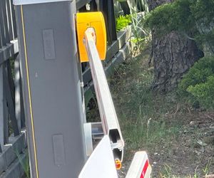 Auto wjechało w budynek sądu w Warszawie. Kierowca z impetem wyłamał szlaban i wjechał na zamknięty teren