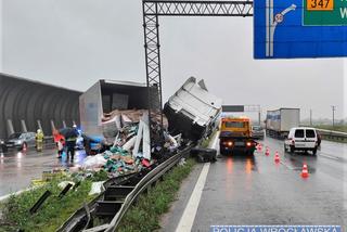 Zderzenie dwóch tirów na AOW. Naczepa stanęła w poprzek drogi