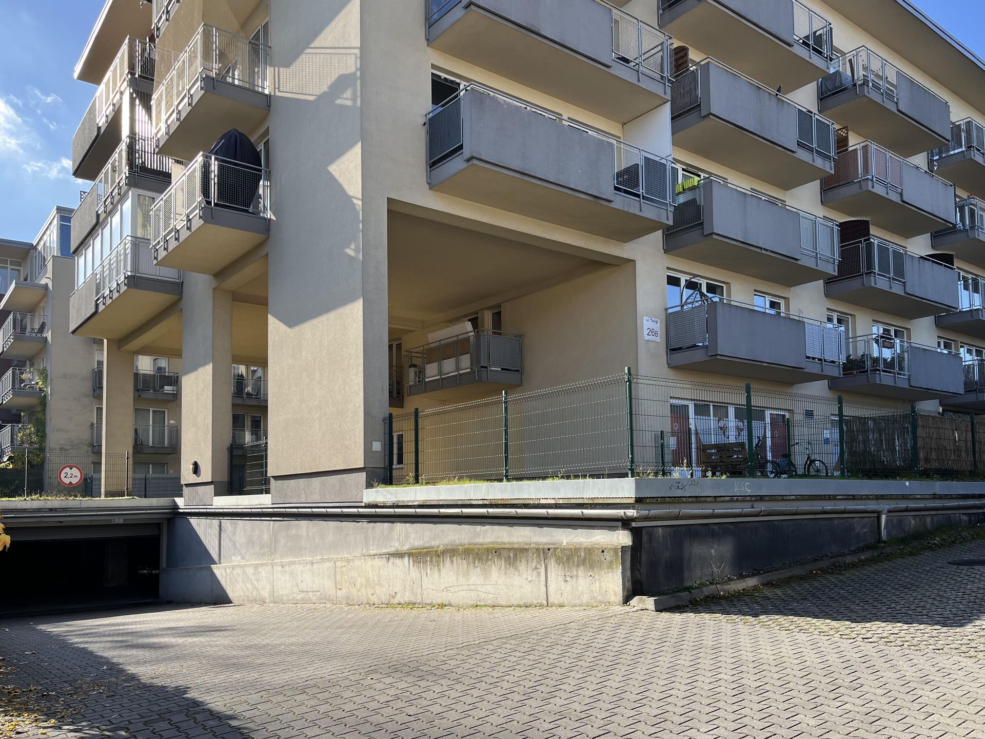 Teligi 26 w Krakowie. Blok z ukrytym balkonem