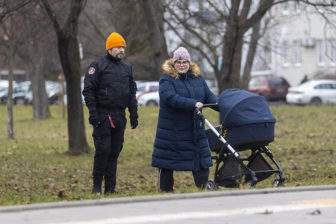 Pierwsze zdjęcia Dominiki Gwit na spacerze z dzieckiem i mężem