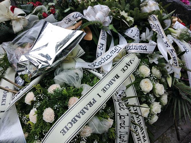 Tragedia w Salisbury. Zamordowane kobiety pochowane w Tarnowie. Grobu nie widać spod kwiatów