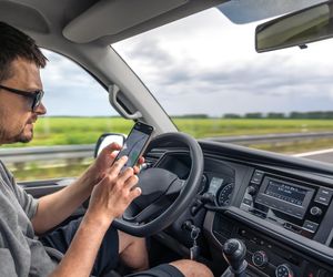 Mandat za nawigację w telefonie. Ostrzejsze prawo może zaskoczyć kierowców