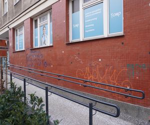 W niektórych miejscach Chmielnej - mimo remontu - nadal straszą jednak graffiti